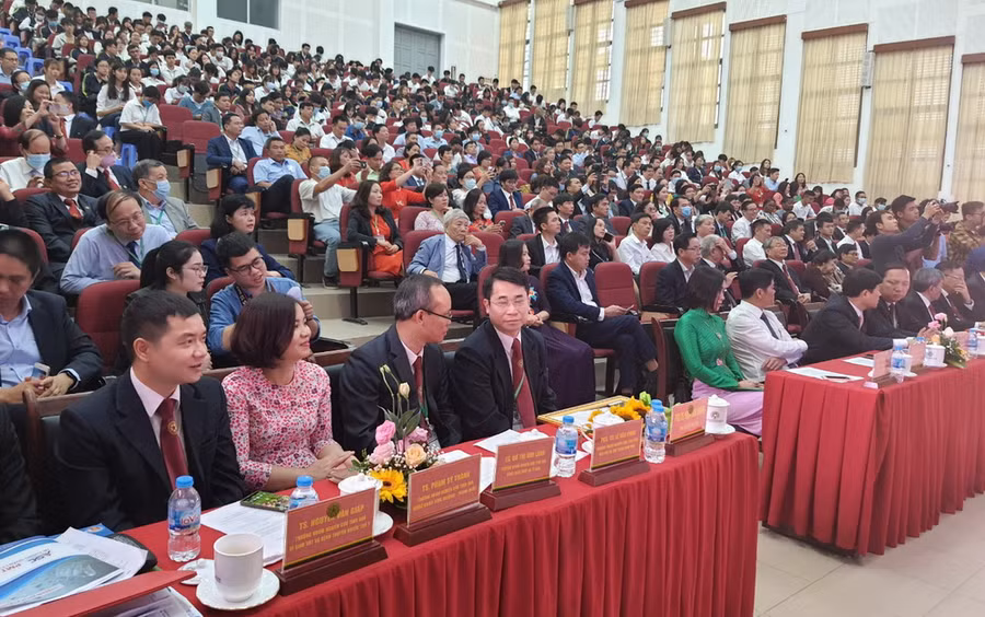 Đông đảo cán bộ, giảng viên, sinh viên tham dự