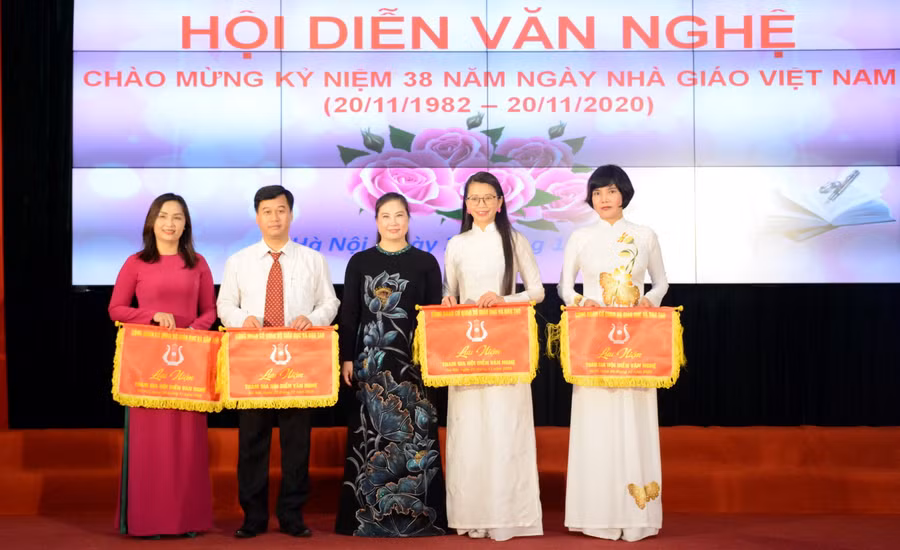 Các đơn vị tham gia văn nghệ nhận Cờ lưu niệm