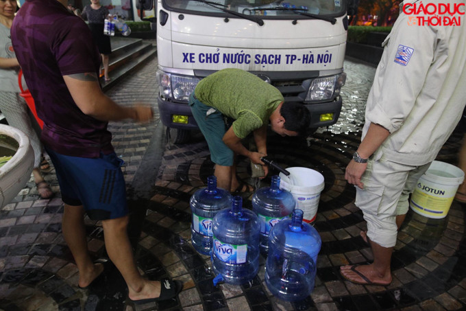 Nhiều người dùng các loại xô thùng để lấy nước ăn uống cho ngày hôm sau.