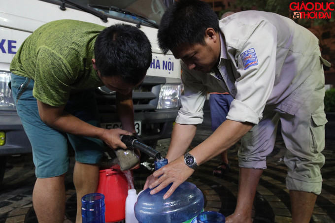 Theo thông báo của nhà máy nước Hà Nội thì toàn bộ nước sẽ được cung cấp miễn phí cho người dân tại những quận bị ảnh hưởng bởi nguồn nước của Công ty cổ phần đầu tư nước sạch sông Đà bị nhiễm dầu thải, không sử dụng ăn uống được .