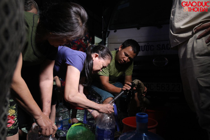 Trong tối 15/10, tại chung cư trên đường Hoàng Đạo Thuý có 1 xe téc nước đến.