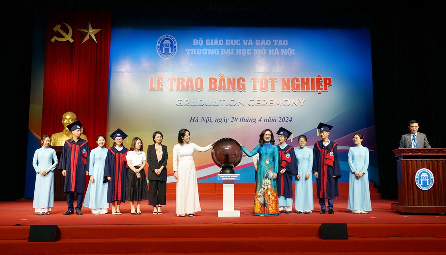 Nghi thức bấm nút khai trương, kích hoạt Cổng thông tin việc làm.