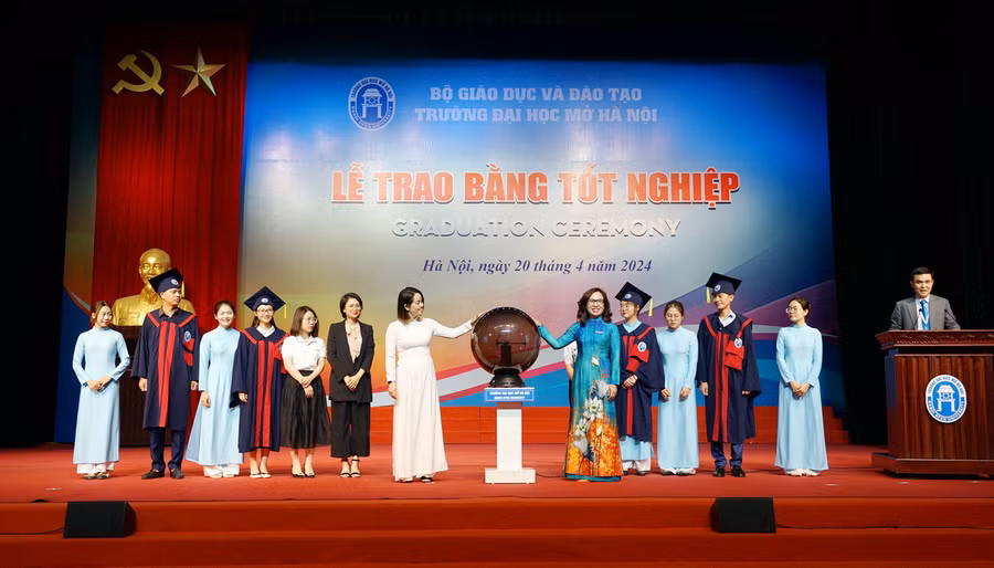 Nghi thức bấm nút khai trương, kích hoạt Cổng thông tin việc làm.