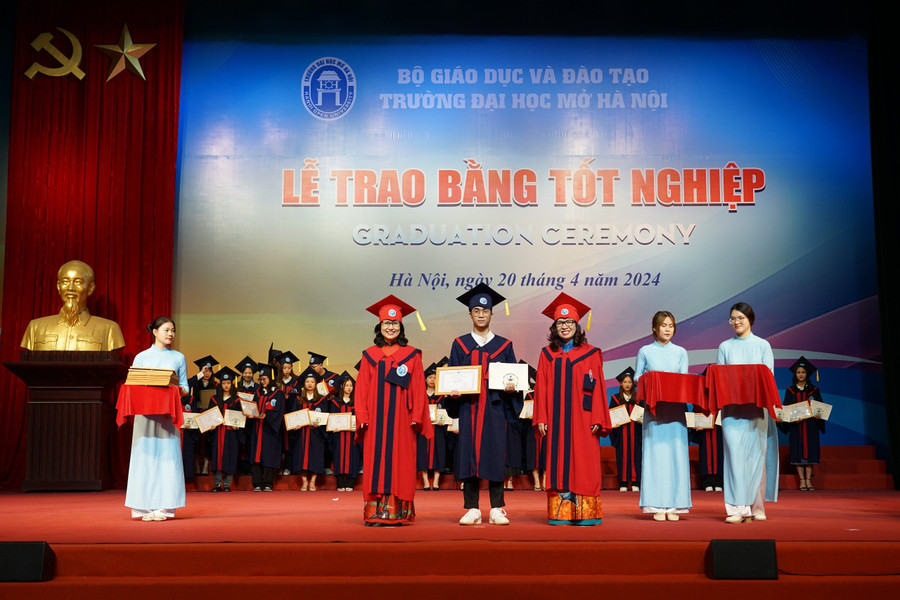 - PGS.TS Nguyễn Mai Hương – Bí thư Đảng ủy, Chủ tịch Hội đồng trường (bên trái) và PGS.TS Nguyễn Thị Nhung trao bằng tốt nghiệp cho sinh viên.