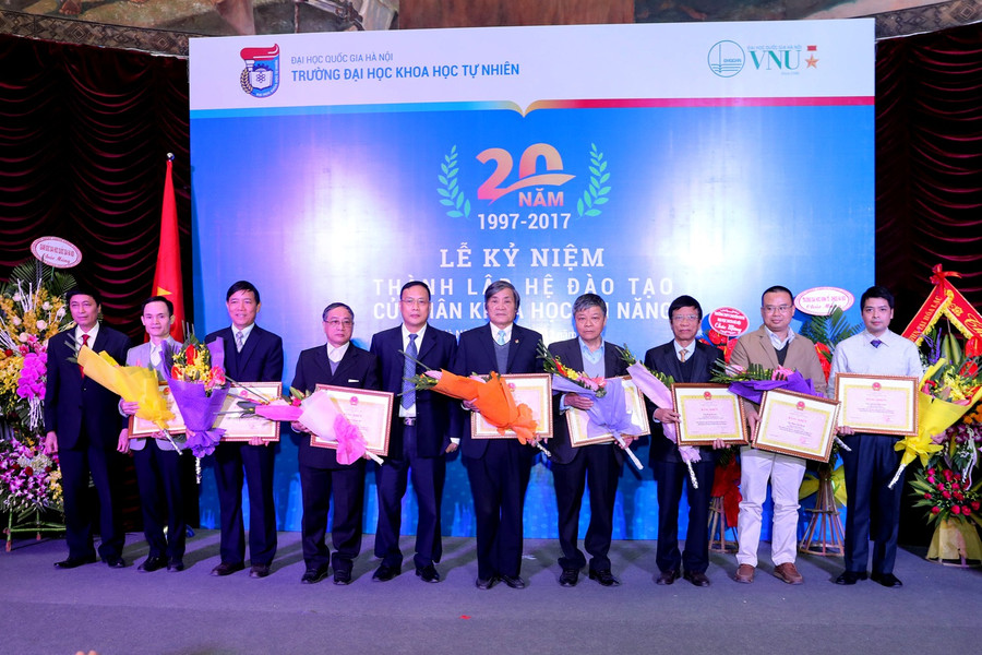 20 năm hệ đào tạo cử nhân KHTN, nền móng cho một hệ đào tạo chất lượng cao 20 năm hệ đào tạo cử nhân KHTN, nền móng cho một hệ đào tạo chất lượng cao