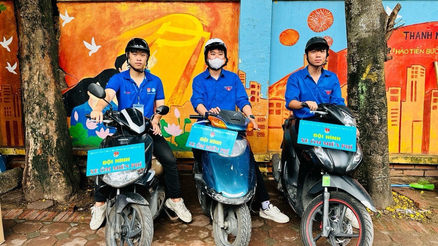 Ngoài ra, mỗi điểm thi sẽ có lực lượng tình nguyện viên hỗ trợ điều tiết giao thông, phát quạt và hỗ trợ thí sinh và người nhà thí sinh trong suốt thời gian diễn ra cuộc thi. Ngoài ra, mỗi điểm thi sẽ có lực lượng tình nguyện viên hỗ trợ điều tiết giao thông, phát quạt và hỗ trợ thí sinh và người nhà thí sinh trong suốt thời gian diễn ra cuộc thi.