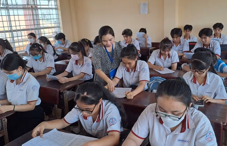 Giáo viên luôn chú ý hài hòa giữa kiểm tra việc học bài và rèn luyện kỹ năng làm bài trắc nghiệm.