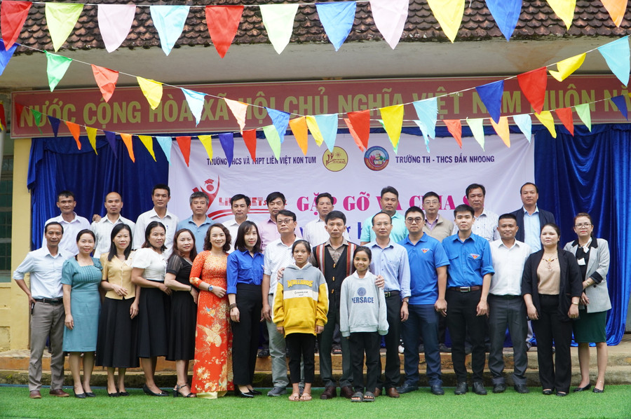 Bí thư Huyện uỷ Đăk Glei cùng cán bộ, giáo viên chụp hình lưu niệm. Bí thư Huyện uỷ Đăk Glei cùng cán bộ, giáo viên chụp hình lưu niệm.