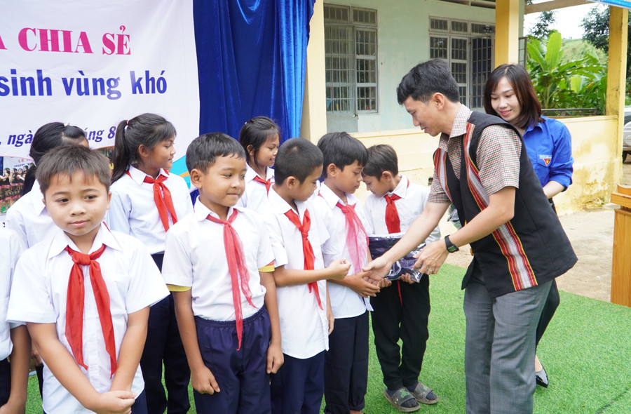 Ông Thái Văn Tưởng, Bí thư Huyện ủy Đắk Glei trao đồng phục mới đến học sinh. Ông Thái Văn Tưởng, Bí thư Huyện ủy Đắk Glei trao đồng phục mới đến học sinh.