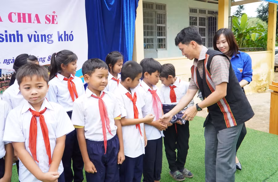 Ông Thái Văn Tưởng, Bí thư Huyện ủy Đắk Glei trao đồng phục mới đến học sinh.