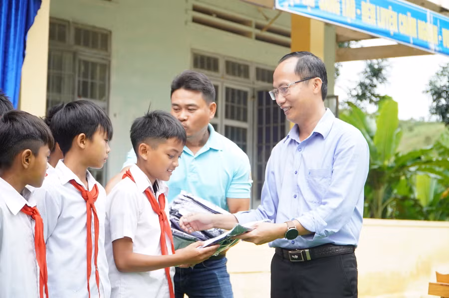 Ban đại diện cha mẹ học sinh Trường THCS-THPT Liên Việt Kon Tum tặng quà cho học sinh.