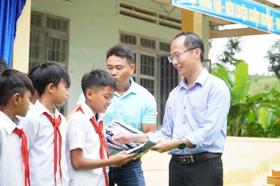 Ban đại diện cha mẹ học sinh Trường THCS-THPT Liên Việt Kon Tum tặng quà cho học sinh. Ban đại diện cha mẹ học sinh Trường THCS-THPT Liên Việt Kon Tum tặng quà cho học sinh.