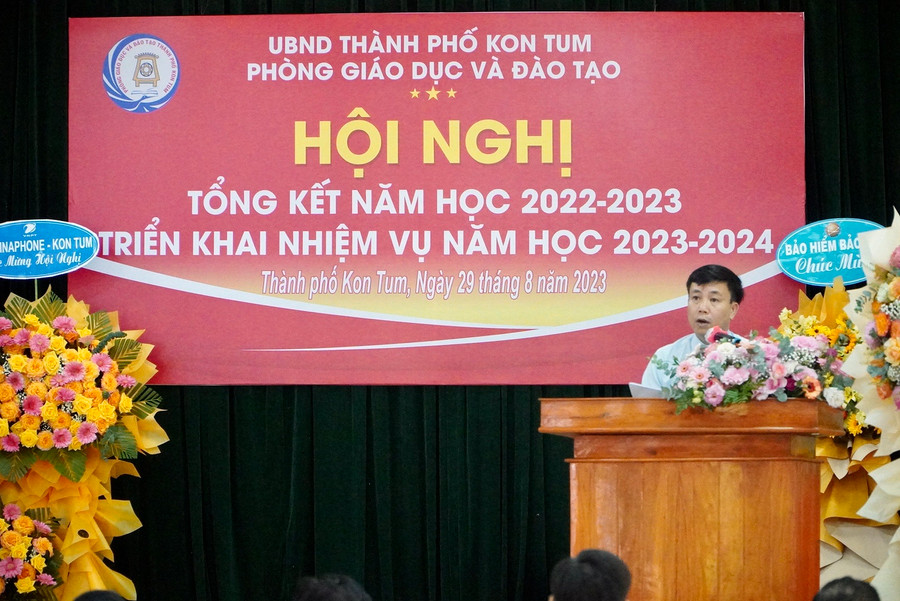 Ông Thái Khắc Hoà - Trưởng phòng GD&ĐT TP Kon Tum phát biểu tại Hội nghị. Ông Thái Khắc Hoà - Trưởng phòng GD&ĐT TP Kon Tum phát biểu tại Hội nghị.