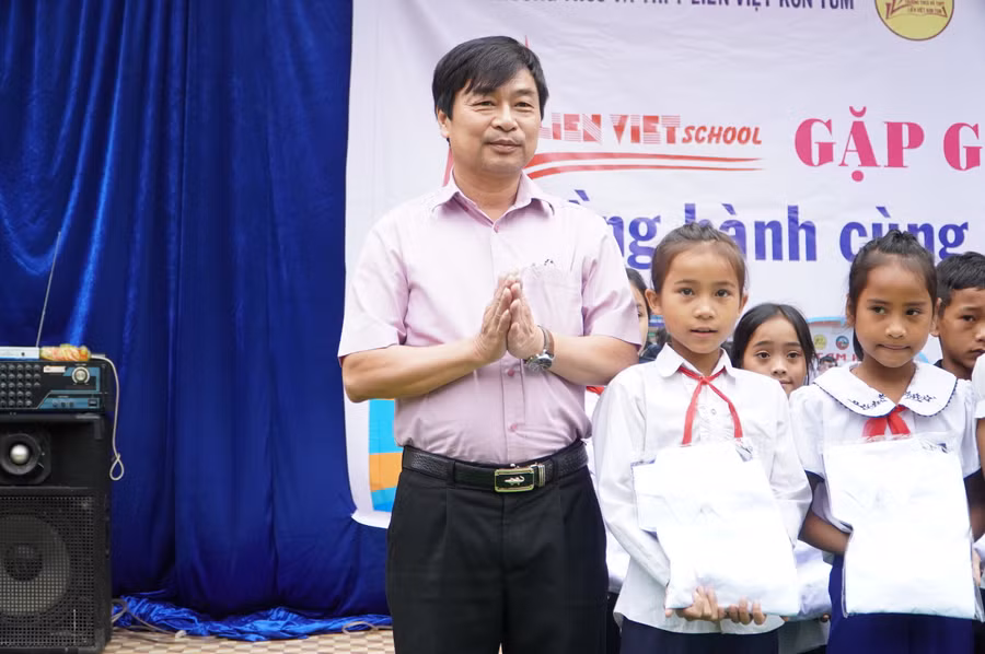 Ông Lê Hải Lâm - Trưởng phòng GD&amp;ĐT Đăk Glei cùng với học sinh.