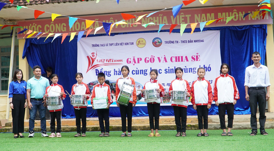 Bộ trống trường được tặng cho học sinh huyện vùng biên. Bộ trống trường được tặng cho học sinh huyện vùng biên.