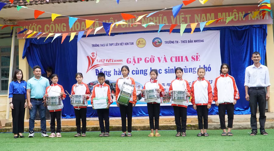 Bộ trống trường được tặng cho học sinh huyện vùng biên.