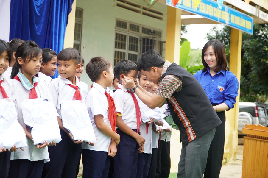 Bí thư Huyện ủy Đắk Glei - Thái Văn Tưởng thăm hỏi, động viên học sinh. Bí thư Huyện ủy Đắk Glei - Thái Văn Tưởng thăm hỏi, động viên học sinh.
