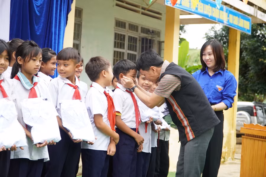 Bí thư Huyện ủy Đắk Glei - Thái Văn Tưởng thăm hỏi, động viên học sinh.