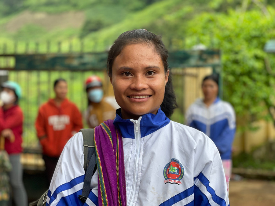 Nhiều năm nay vì cuộc sống khó khăn nên chị Y Nguyệt chẳng thể mua cho con bộ quần áo mới. Nhiều năm nay vì cuộc sống khó khăn nên chị Y Nguyệt chẳng thể mua cho con bộ quần áo mới.