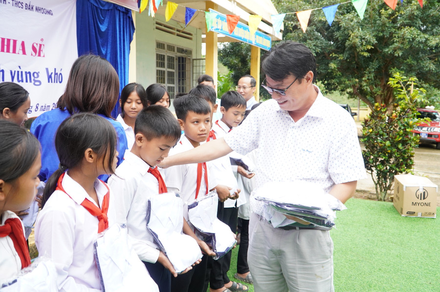 Ông Lê Đắc Tường - Hiệu trưởng Trường THCS-THPT Liên Việt Kon Tum trao tặng đồng phục và thăm hỏi học sinh. Ông Lê Đắc Tường - Hiệu trưởng Trường THCS-THPT Liên Việt Kon Tum trao tặng đồng phục và thăm hỏi học sinh.