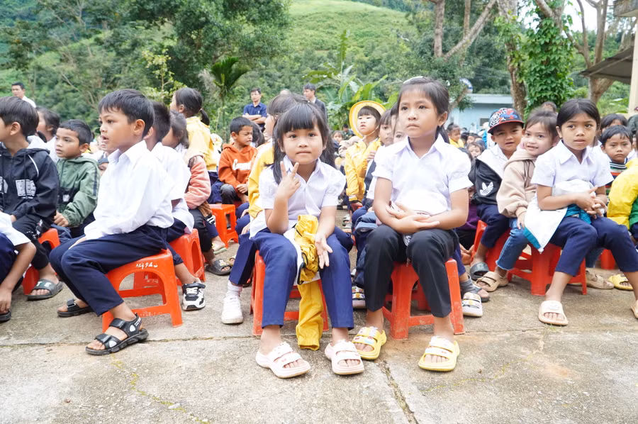 Học sinh đến trường từ sớm để đón nhận những phần quà ý nghĩa.