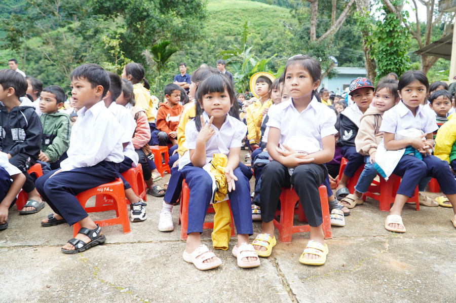 Học sinh đến trường từ sớm để đón nhận những phần quà ý nghĩa. Học sinh đến trường từ sớm để đón nhận những phần quà ý nghĩa.