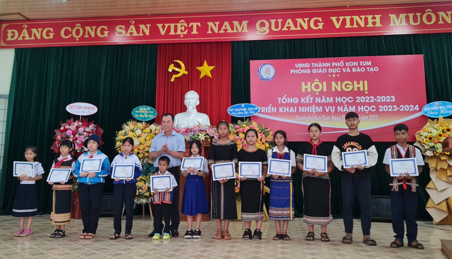 Học sinh khó khăn được tặng học bổng. Học sinh khó khăn được tặng học bổng.