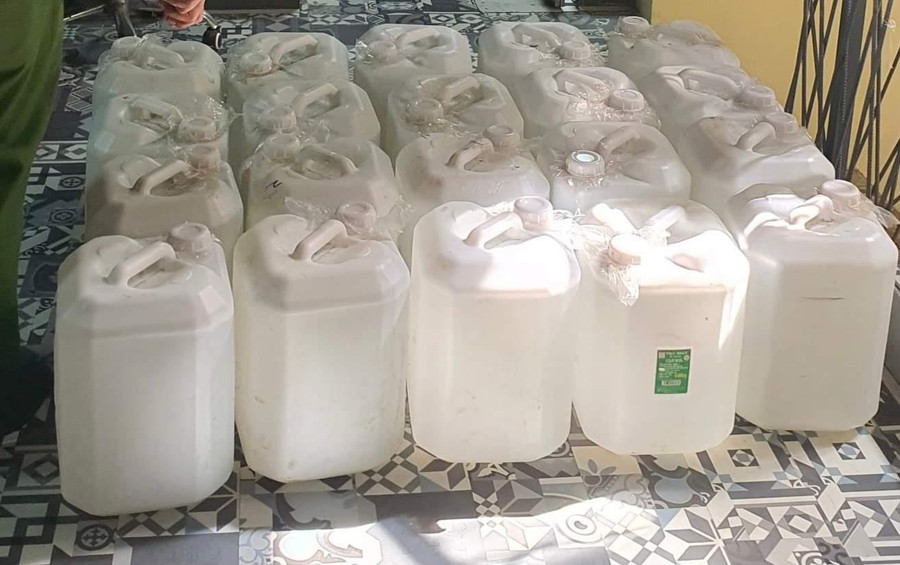 Số rượu thủ công trên đối tượng thu mua trôi nổi trên thị trường, rao bán trên mạng xã hội để bán kiếm lời.