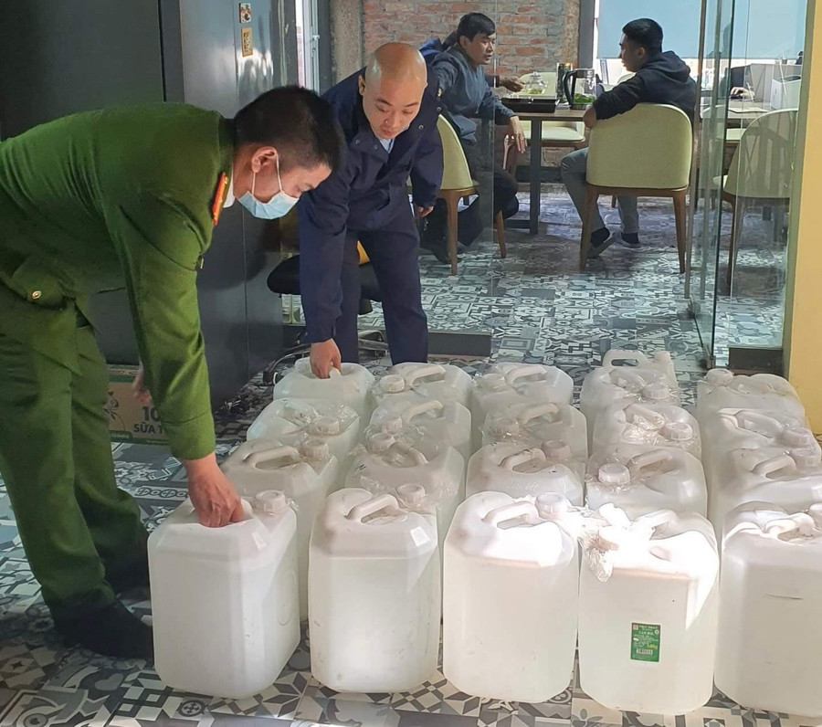 Hơn 500 Lít rượu thủ công bị phát hiện và thu giữ tại Hà Nội.