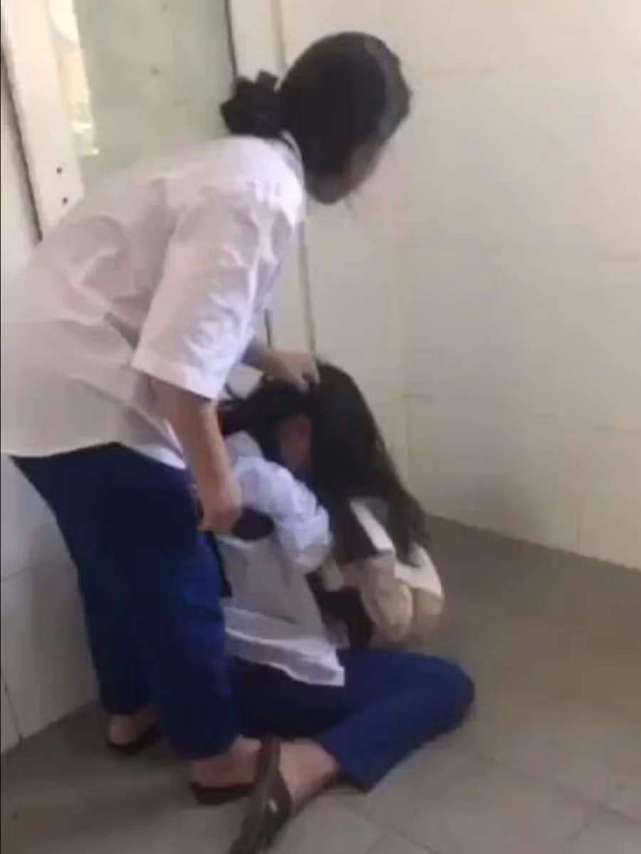 Hình ảnh cắt từ clip ghi nhận nữ sinh bị đánh đập. 