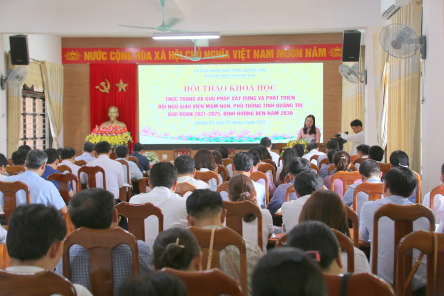 Các đại biểu đã tập trung đánh giá thực trạng về đội ngũ giáo viên các bậc học, cấp học.