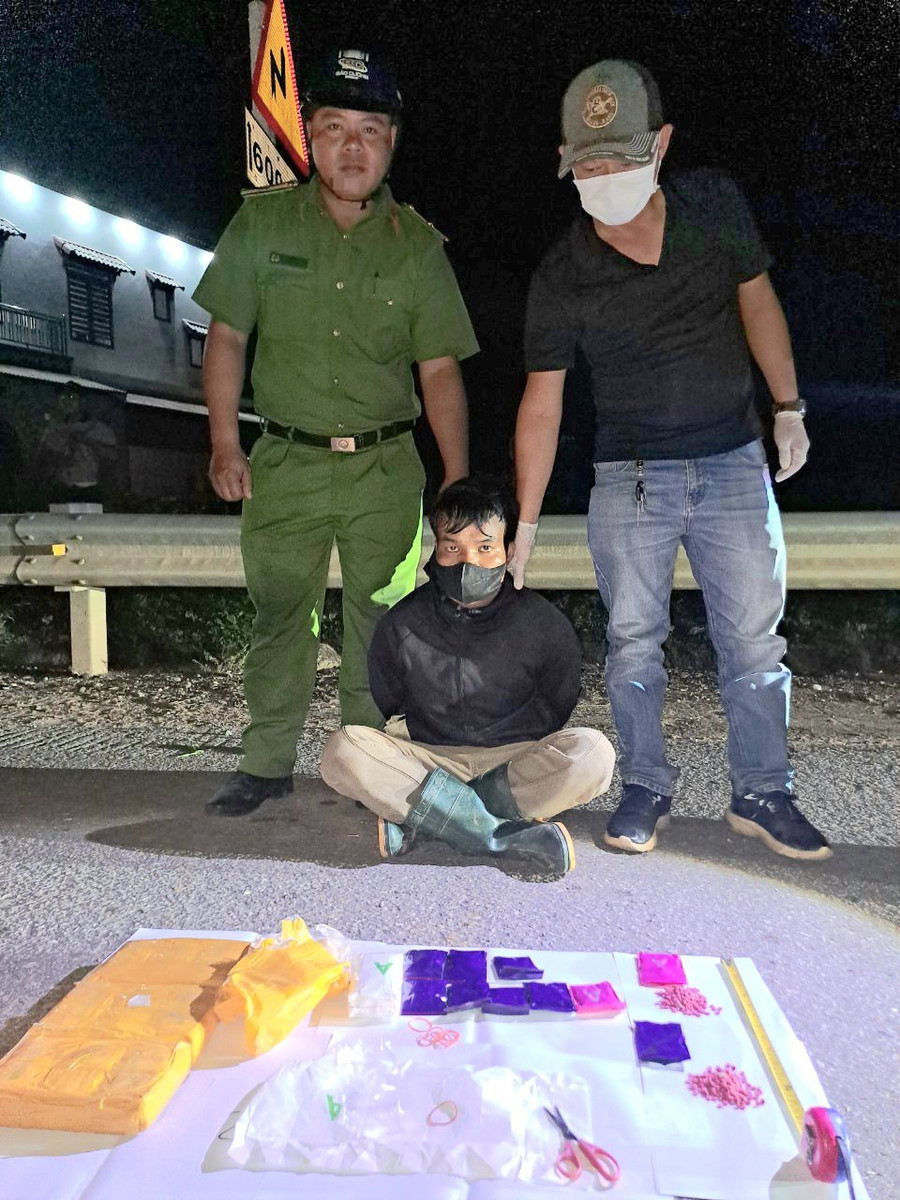 Nghi phạm vận chuyển ma túy bị bắt giữ.