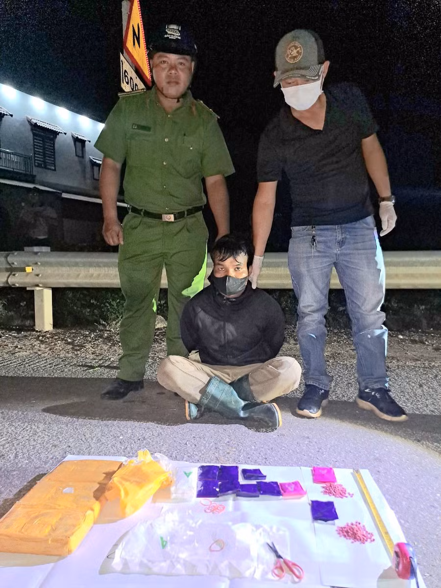 Nghi phạm vận chuyển ma túy bị bắt giữ.