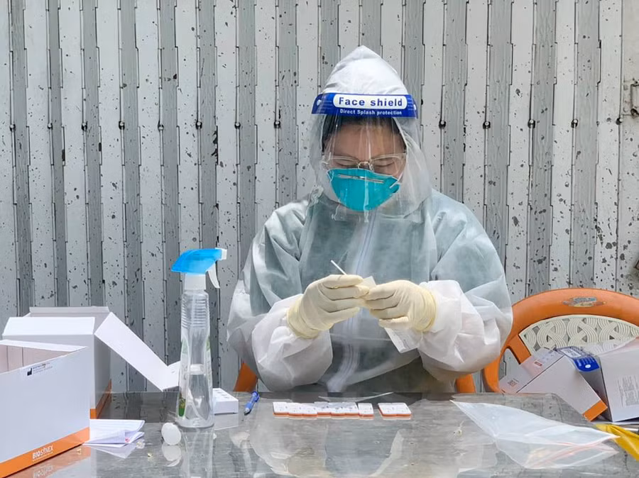 Nguyễn Hà An lấy mẫu xét nghiệm Covid-19 tại TP Hồ Chí Minh