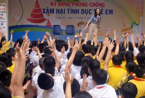 Các em học sinh hào hứng trao đổi với các chuyên gia về cách phòng, chống xâm hại tình dục trẻ em