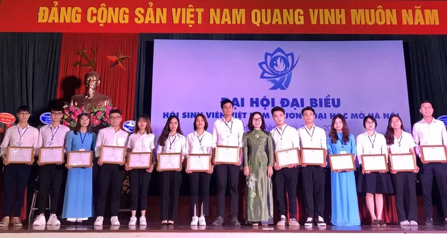 PGS.TS Nguyễn Thị Nhung - Phó hiệu trưởng Trường ĐH Mở Hà Nội trao khen thưởng cho các sinh viên có thành tích trong công tác hội