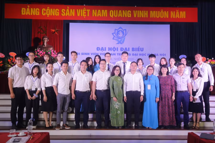 Đại biểu chụp ảnh lưu niệm chúc mừng thành công của Đại hội