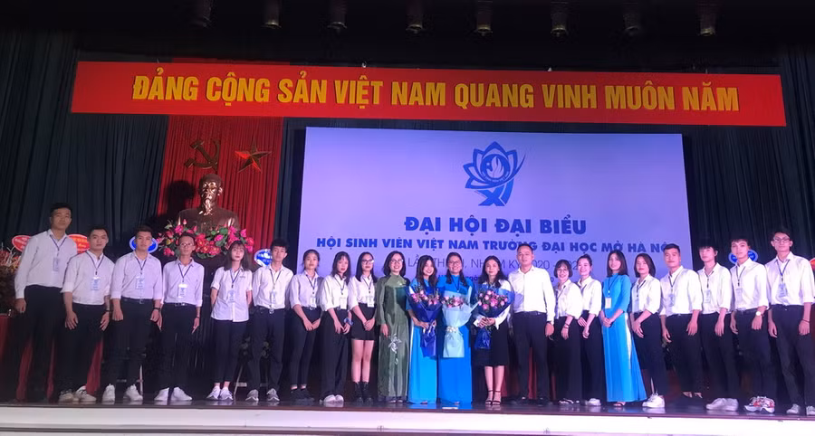 Ban chấp hành Hội sinh viên Trường ĐH Mở Hà Nội, nhiệm kỳ 2020 – 2023 ra mắt Đại hội.