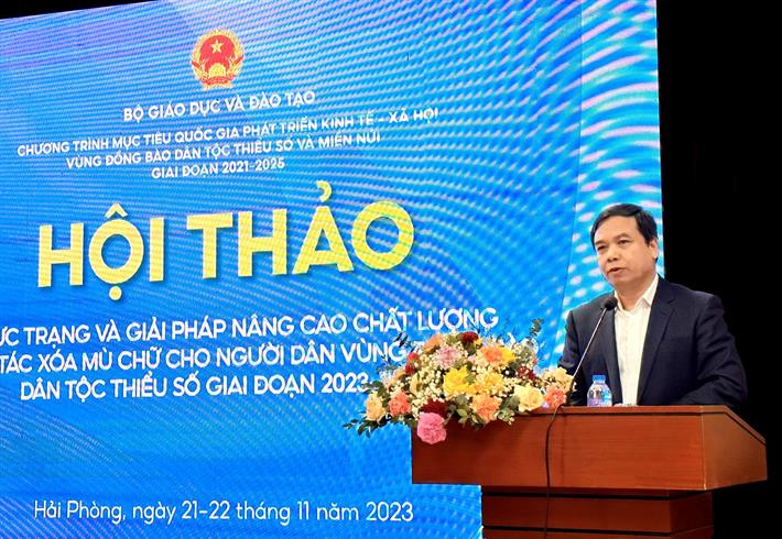 Ông Hoàng Đức Minh - Vụ trưởng Vụ Giáo dục Thường xuyên (Bộ GD&amp;ĐT) trao đổi tại Hội thảo “Thực trạng và giải pháp nâng cao chất lượng công tác xoá mù chữ cho người dân vùng đồng bào dân tộc thiểu số giai đoạn 2023-2030”.