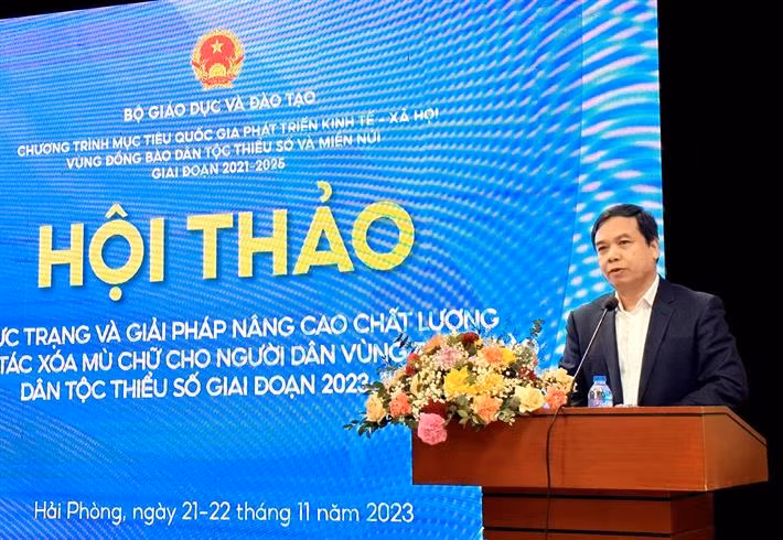 Ông Hoàng Đức Minh - Vụ trưởng Vụ Giáo dục Thường xuyên (Bộ GD&amp;ĐT) trao đổi tại Hội thảo “Thực trạng và giải pháp nâng cao chất lượng công tác xoá mù chữ cho người dân vùng đồng bào dân tộc thiểu số giai đoạn 2023-2030”.