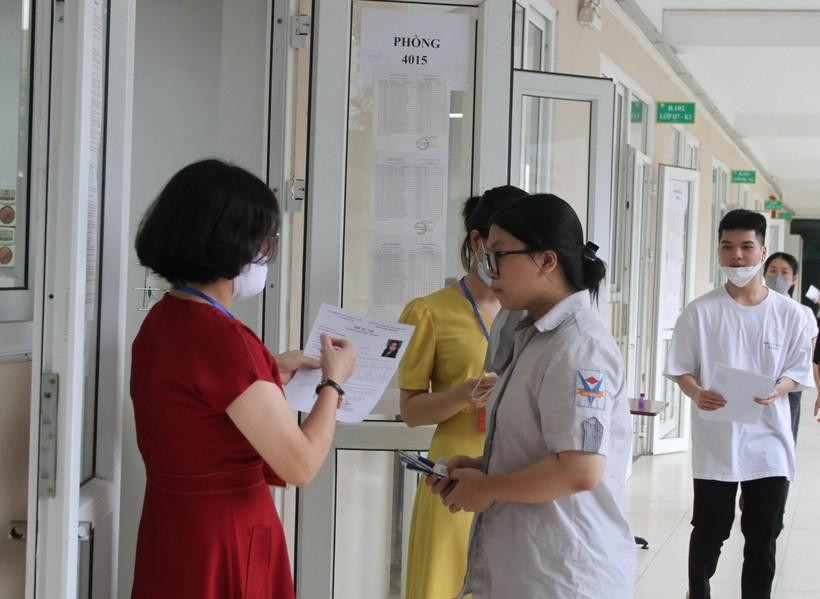 Thí sinh tự tin bước vào phòng thi. Thí sinh tự tin bước vào phòng thi.