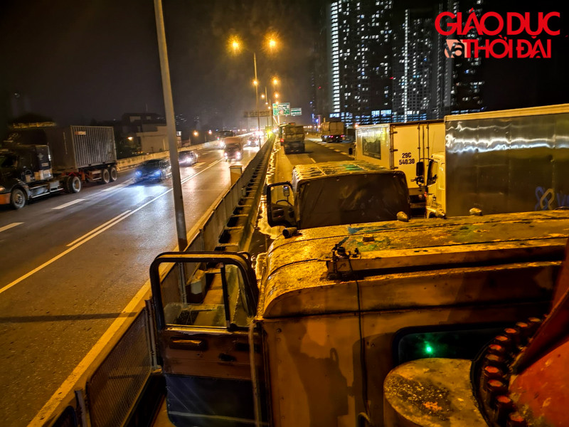 Theo nhiều lái xe cho biết ngay sau khi tạnh mưa, di chuyển tới đây họ đã bị ùn tắc dài trên tuyến đường, hơn 30 phút không thể di chuyển được tiếp