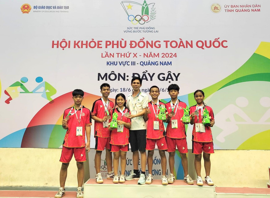 Học sinh thi đấu môn đẩy gậy và gặt hái thành tích cao. Học sinh thi đấu môn đẩy gậy và gặt hái thành tích cao.