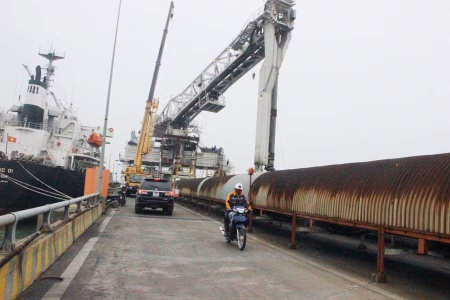 Bến cảng nhập than nhà máy nhiệt điện Vũng Áng 1.