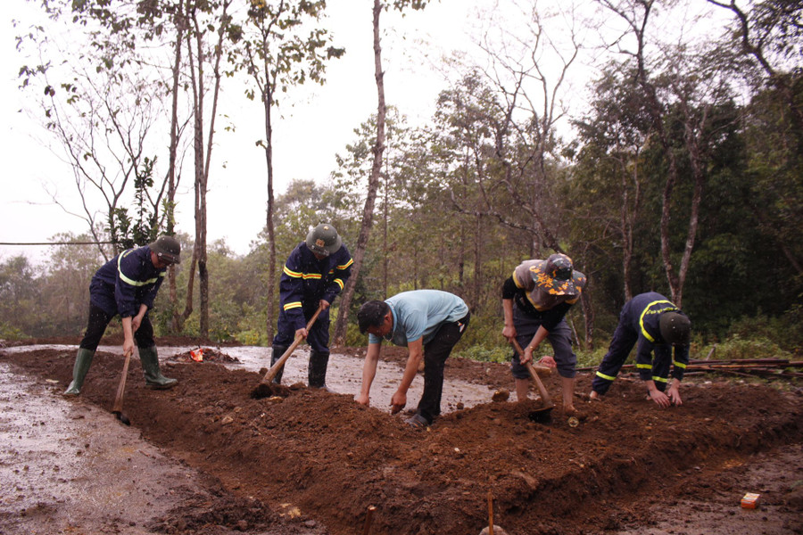 Lực lượng công an tỉnh đang hỗ trợ người dân nghèo xã Vàng Ma Chải làm nhà ở để "an cư lập nghiệp". Lực lượng công an tỉnh đang hỗ trợ người dân nghèo xã Vàng Ma Chải làm nhà ở để "an cư lập nghiệp".