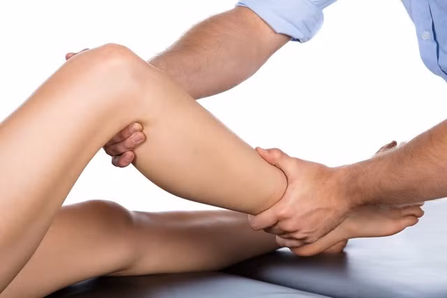Hơ ngải cứu lên cùi chỏ (khuỷu tay) cùng bên, là đầu gối hết đau ngay chỉ trong vài phút