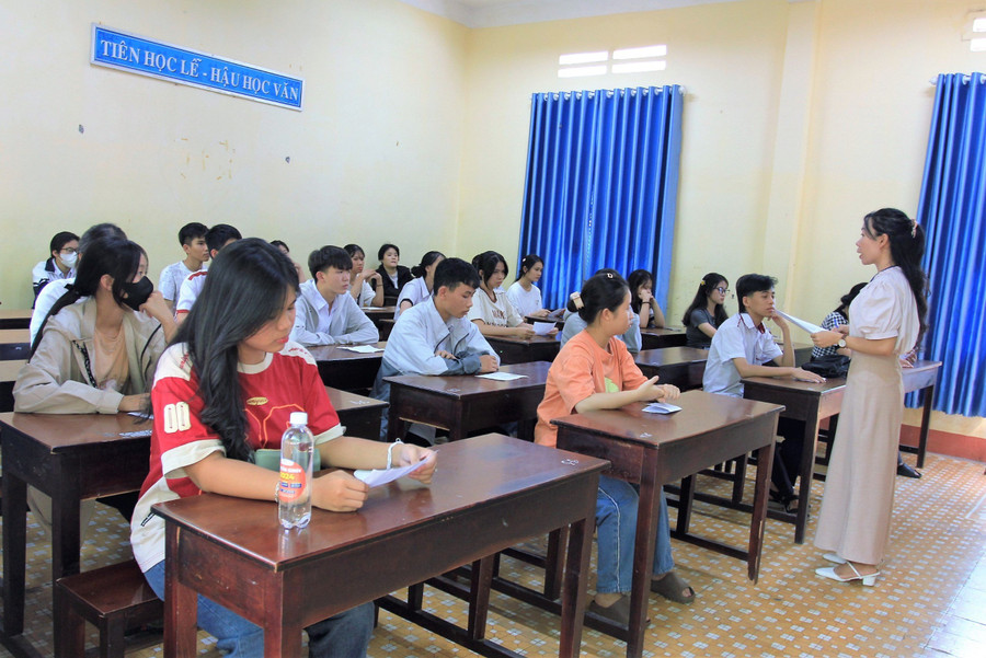 Cán bộ coi thi phổ biến quy chế thi. (Ảnh: TT)