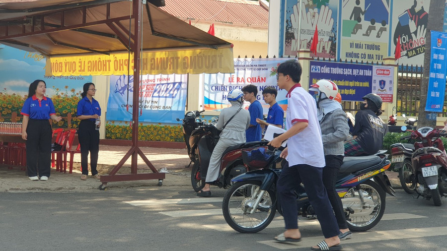 Thí sinh đến làm thủ tục dự thi tại điểm thi Trường THPT Lê Quý Đôn. (Ảnh: BH)