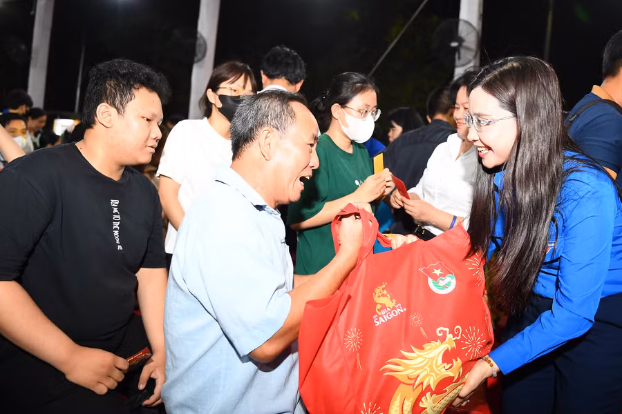 Những phần quà được trao tận tay công nhân, người lao động.