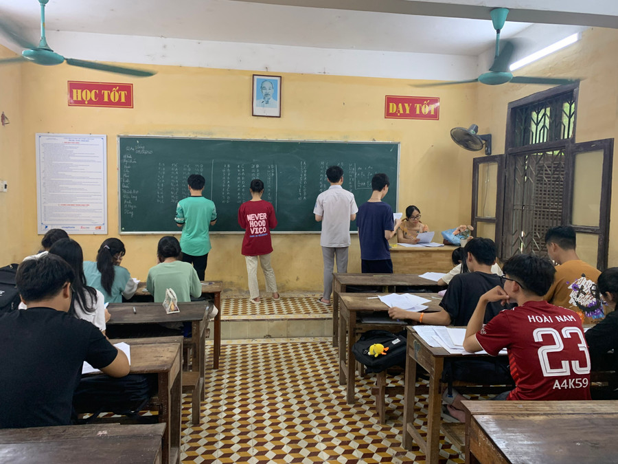 Một buổi ôn thi, làm thử đề thi trắc nghiệm của học sinh Trường THPT A Bình Lục, tỉnh Hà Nam.